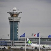 Islamista, który zaatakował na Orly, był uzbrojony w wiatrówkę