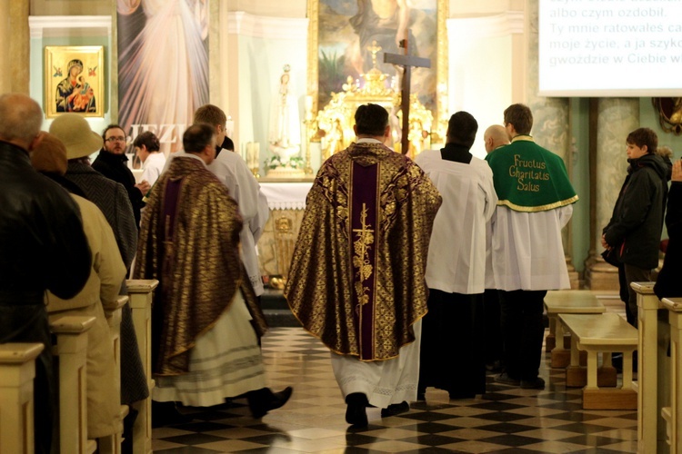 Bp Tadeusz Pieronek w kościele stacyjnym na krakowskim Zwierzyńcu