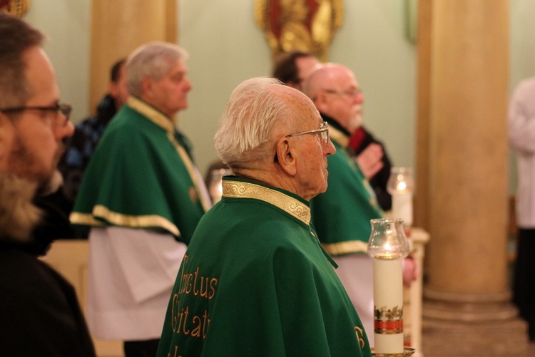 Bp Tadeusz Pieronek w kościele stacyjnym na krakowskim Zwierzyńcu