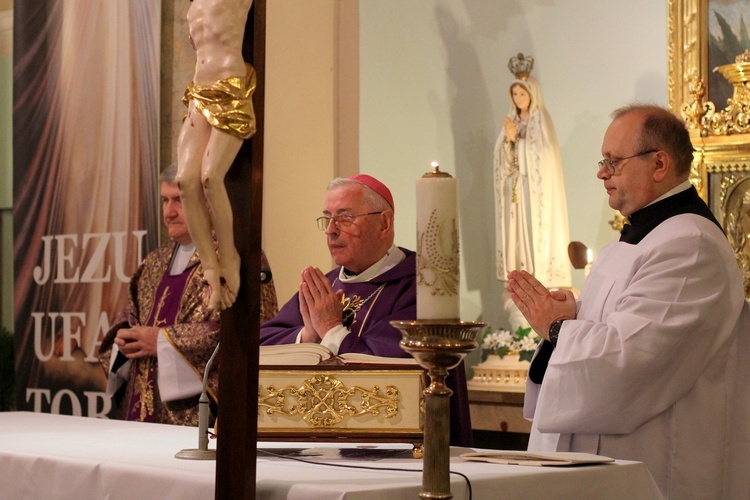 Bp Tadeusz Pieronek w kościele stacyjnym na krakowskim Zwierzyńcu