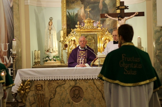 Bp Tadeusz Pieronek w kościele stacyjnym na krakowskim Zwierzyńcu