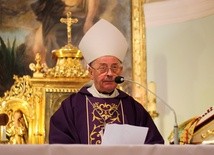 Bp Tadeusz Pieronek w kościele stacyjnym na krakowskim Zwierzyńcu