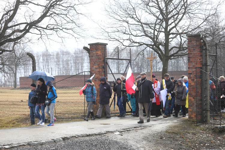 Droga Krzyżowa w intencji trzeźwości w byłym KL Birkenau 2017