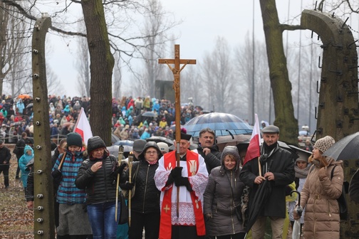 Na czele kilkutysięcznej procesji wiernych z krzyżem szedł ks. prał. Władysław Zązel