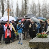 W drodze modlili się za ginących tu kiedyś więźniów i za tych, którzy dziś giną przez alkohol...