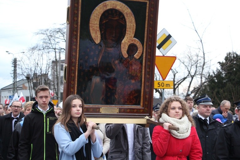 Delegacja młodzieży z parafii niesie ikonę jasnogórską