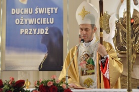 Bp Stanisław Salaterski głosi homilię w Kątach