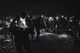 	Uczestnicy EDK zatrzymują się przy kościołach, kapliczkach czy przydrożnych krzyżach. Tam zazwyczaj odczytywane są przygotowane przez organizatorów rozważania.