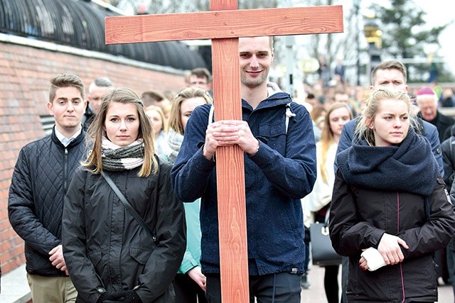 ▲	Ostatnim punktem pielgrzymki maturzystów była Droga Krzyżowa. 