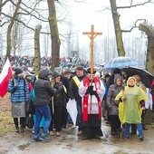 Za krzyżem, z różańcami w rękach i prośbą o trzeźwość narodu, szły tłumy.