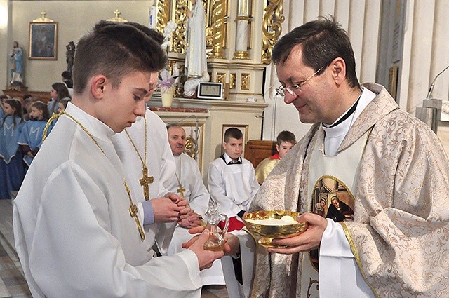 ▲	Dary ofiarne składają w imieniu pielgrzymów lektorzy.