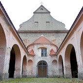 Wchodząc do kościoła św. Anny, możemy poczuć się jak  na klasztornym dziedzińcu.