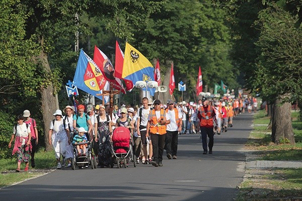 Z daleka widoczny herb diecezji legnickiej wskazuje, kto idzie  na Jasną Górę.