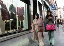 W centrum Molenbeek trudno znaleźć kobietę, która chodziłaby z odsłoniętą głową.