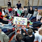 Uczestnicy spotkania integracyjnego w Specjalnym Ośrodku Szkolno-Wychowawczym w Płońsku założyli kolorowe skarpetki w geście solidarności