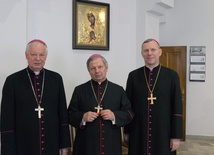 Pasterze Kościoła radomskiego. Od lewej: bp Adam Odzimek, ordynariusz bp Henryk Tomasik i bp Piotr Turzyński