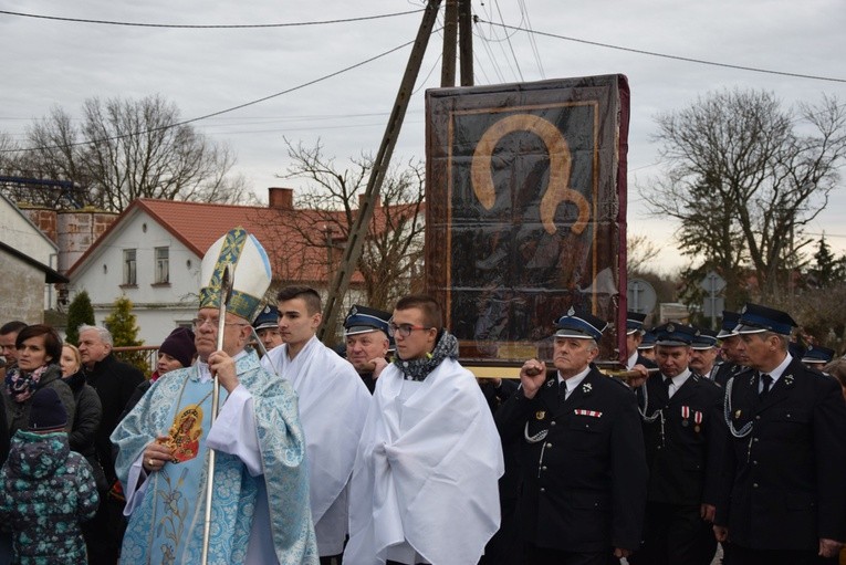 W procesji do świątyni ikonę nieśli strażacy