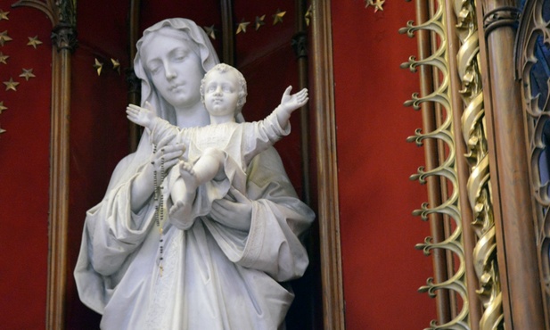 Figura Matki Bożej z Dzięciątkiem i różańcem w ręku w ołtarzu głównym radomskiej katedry
