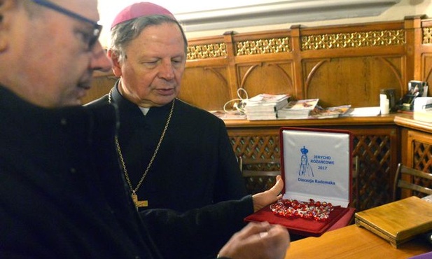 Na rozpoczęcie Jerycha Różańcowego reprezentanci poszczególnych dekanatów, zgromadzeń zakonnych i szpitali otrzymają różańce, które bp Henryk Tomasik przywiózł z Fatimy