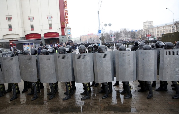 Setki zatrzymanych po protestach w Mińsku