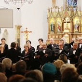 Chór ze Strumian wykonał dostojne pieśni pasyjne w gotyckim kościele w Puńcowie