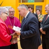 Mama ks. Węgrzyna przyjmuje medal prezydenta RP