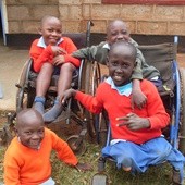 Dzięki pomocy wolontariuszy z Polski chłopcy ze Small Home mają wózki inwalidzkie