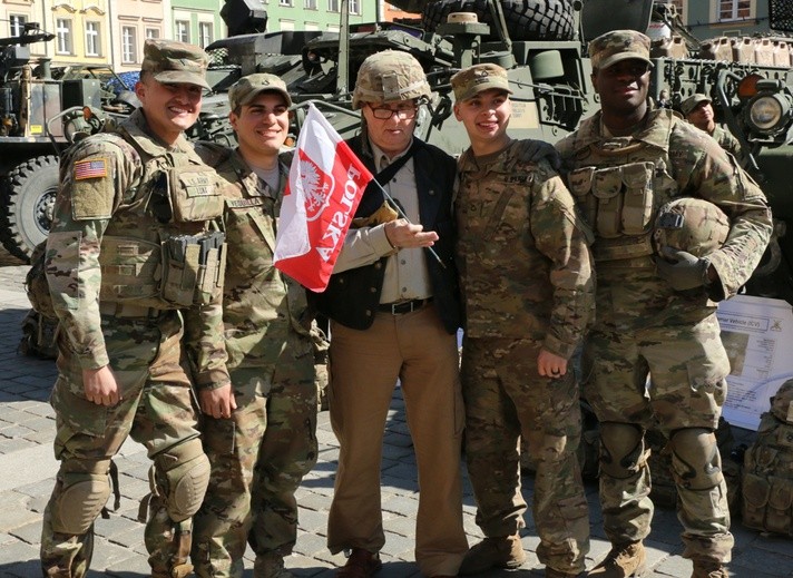 Żołnierze amerykańscy i brytyjscy we Wrocławiu - wojskowy piknik