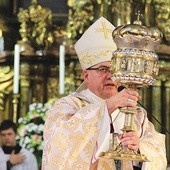 ▲	Na zakończenie Eucharystii biskup Jacek udzielił zebranym błogosławieństwa relikwiami patronki Śląska św. Jadwigi.