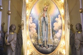 ▲	Śląska Fatima. Korony papieskie na wizerunek Maryi 13 czerwca 2004 r.  nałożył abp Józef Kowalczyk, ówczesny nuncjusz apostolski.