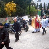 ▼	Poświęcenie pojazdów przed wyruszeniem w trasę.