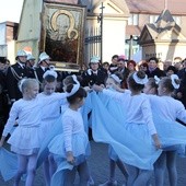 Dziewczęta tańczą przed wizerunkiem Matki Bożej Częstochowskiej