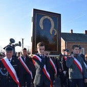 Młodzież z parafii w Osmolinie niesie ikonę jasnogórską w procesji