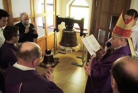 Bp Tadeusz Rakoczy pobłogosławił nowe dzwony na Górnym Borze