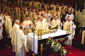 ▼	Inauguracja synodu odbyła się podczas Mszy św. w bazylice katedralnej.