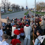 Za krzyżem ulicami parafii