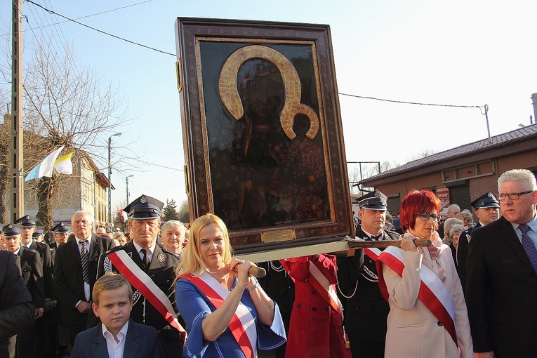 Ikonę na swych ramionach niosą przedstawicielki matek żychlińskiej parafii