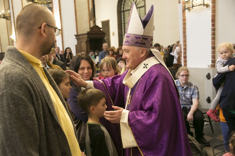 Kardynał Nycz pobłogosławił wszystkie dzieci