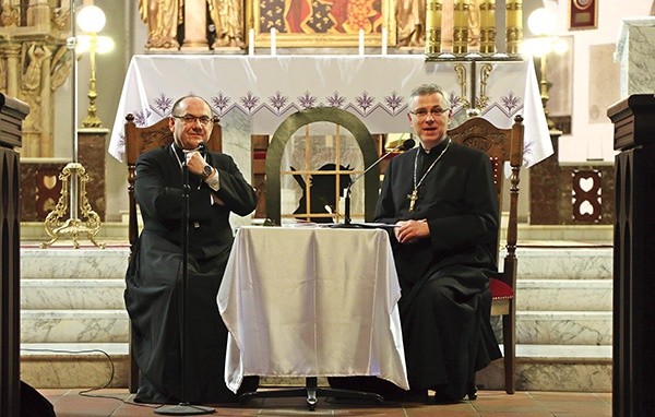 Wrocławscy biskupi pomocniczy mówili o pięknie życia małżeńskiego i rodzinnego, czyli o głównym przesłaniu adhortacji.