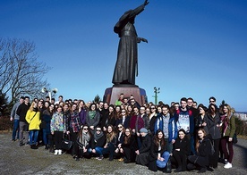 ◄	Uczniowie z SLO nr 1  w Opocznie przy pomniku św. Jana Pawła II.