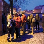 Już po Mszy Świętej. W oczekiwaniu na zmrok. Nocna Droga Krzyżowa wyrusza, kiedy jest naprawdę ciemno.