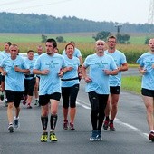 Biegacze będą zmieniać się co 10 km. Na zdjęciu: ubiegłoroczna sztafeta z Rokitna do Rzepina.