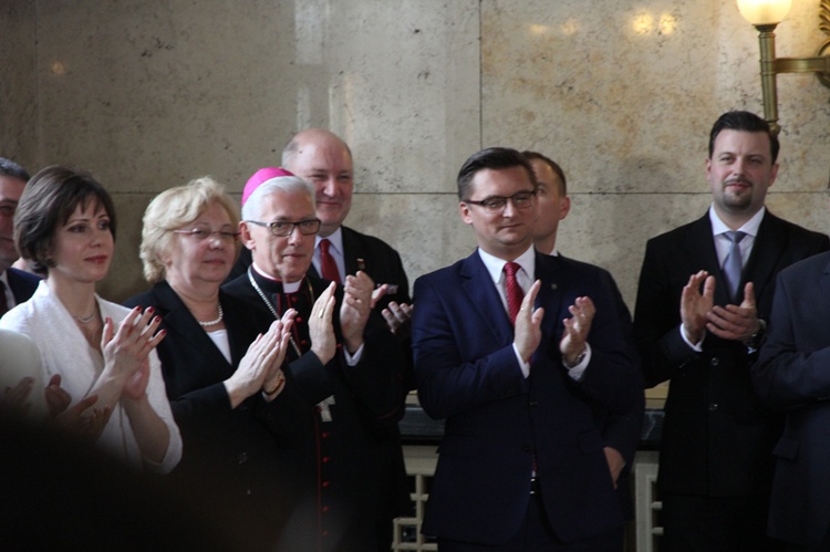 Andrzej Duda podpisuje ustawę metropolitalną 