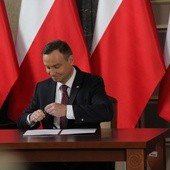 Andrzej Duda podpisuje ustawę metropolitalną 