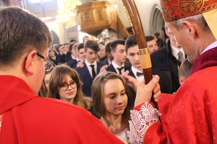 Bierzmowanie w bazylice św. Małgorzaty w Nowym Sączu cz. 1