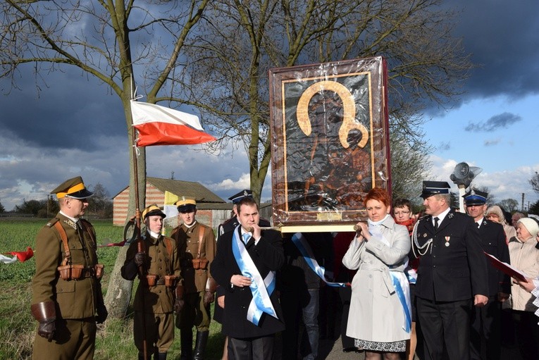 Obraz Matki Bożej Częstochowskiej na ramionach nieśli m.in. rodzice dzieci pierwszokomunijnych