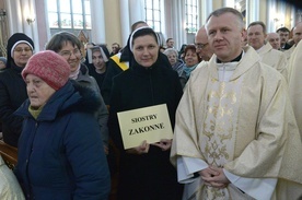 Ks. Piotr Walkiewicz, dyrektor Wydziału Duszpasterskiego kurii biskupiej, z reprezentantami zgromadzeń żeńskich podczas inauguracji Jerycha Różańcowego w radomskiej katedrze