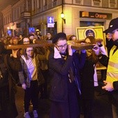 Od stacji do stacji krzyż nieśli przedstawiciele radomskich parafii, ruchów, stowarzyszeń, a także żołnierze i alumni