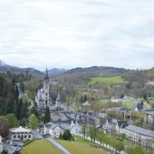 Z zamku w Lourdes można podziwiać panoramę miasta i sanktuarium.