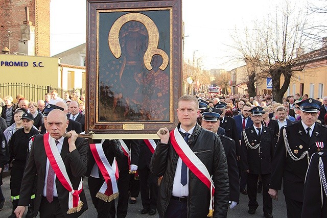 Procesja z ikoną jasnogórską ulicami Żychlina.